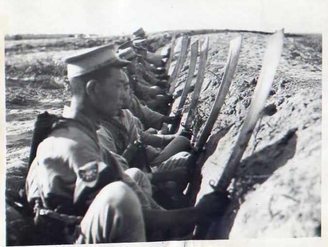 kmt-soldiers-in-trench-with-dadao